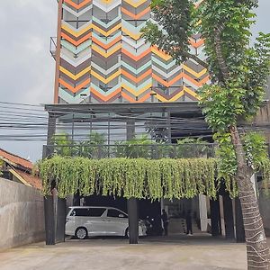 Reddoorz Premium @ Hotel Hebat